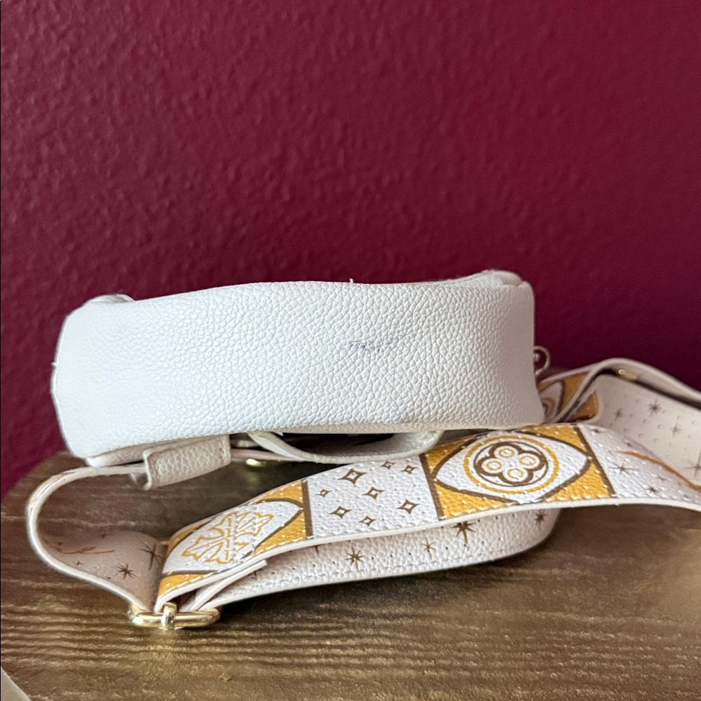 Disney Parks ivory Cinderella castle pin trading bag/crossbody/beltbag - Picture 7 of 7